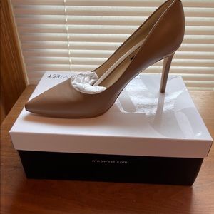 Nine West nude pumps